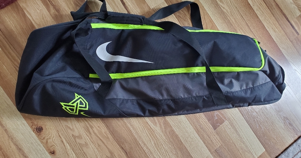 Nike MVP Edge Baseball Softball Bag
